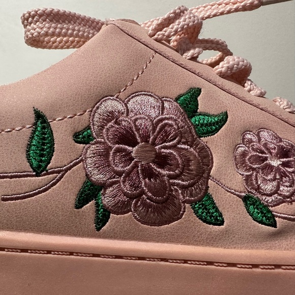 NWT Pale Blush Floral Sneaker 9W NEW IN BOX!! - Picture 3 of 4